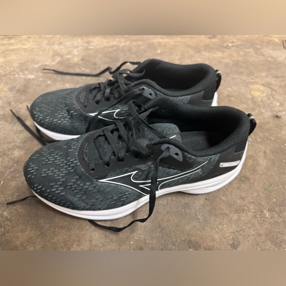 Men’s Mizuno Wave Legacy Black and White Athletic Sneakers - Size 8.5